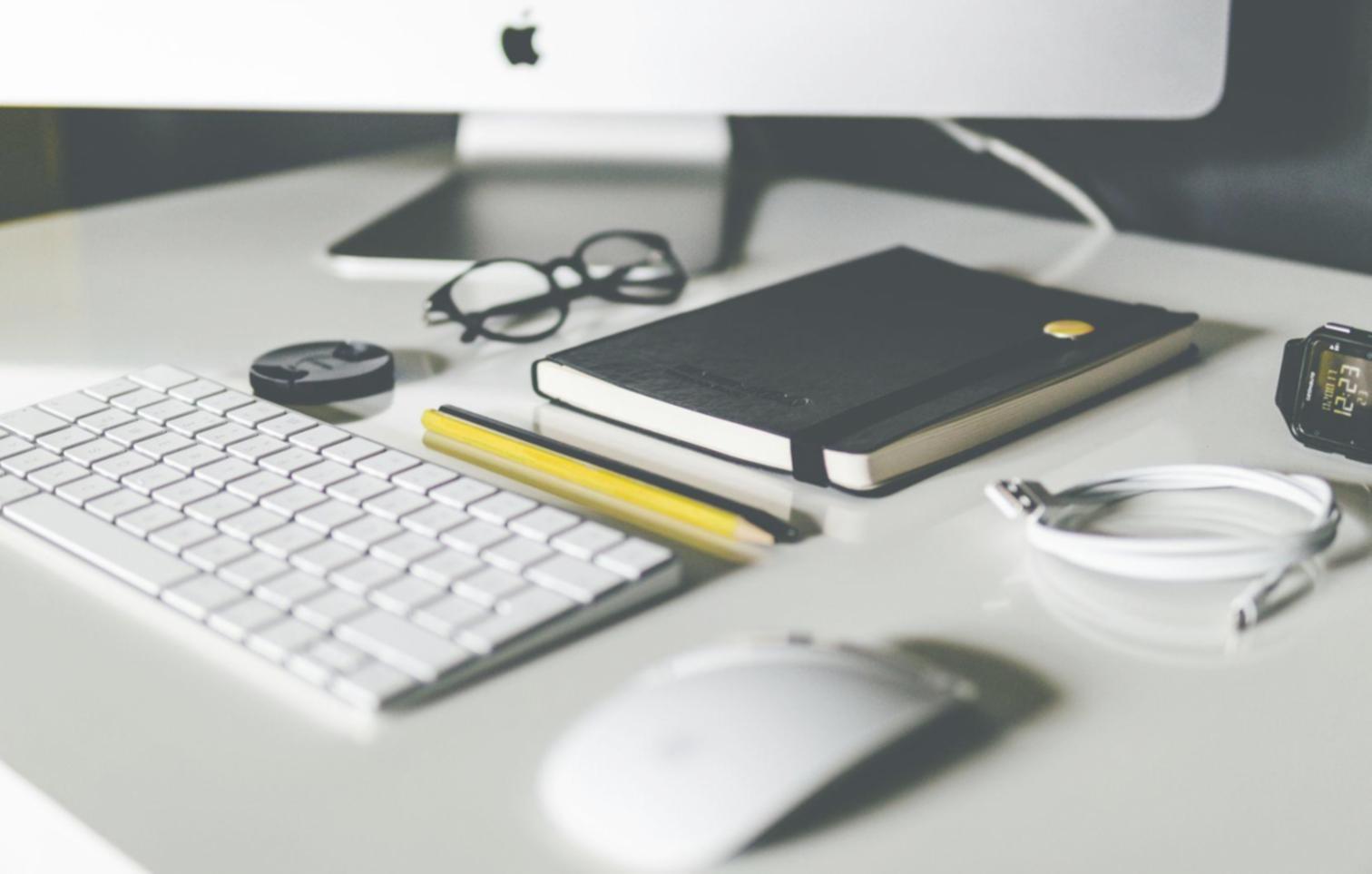 Persona revisando documentos financieros con expresión concentrada