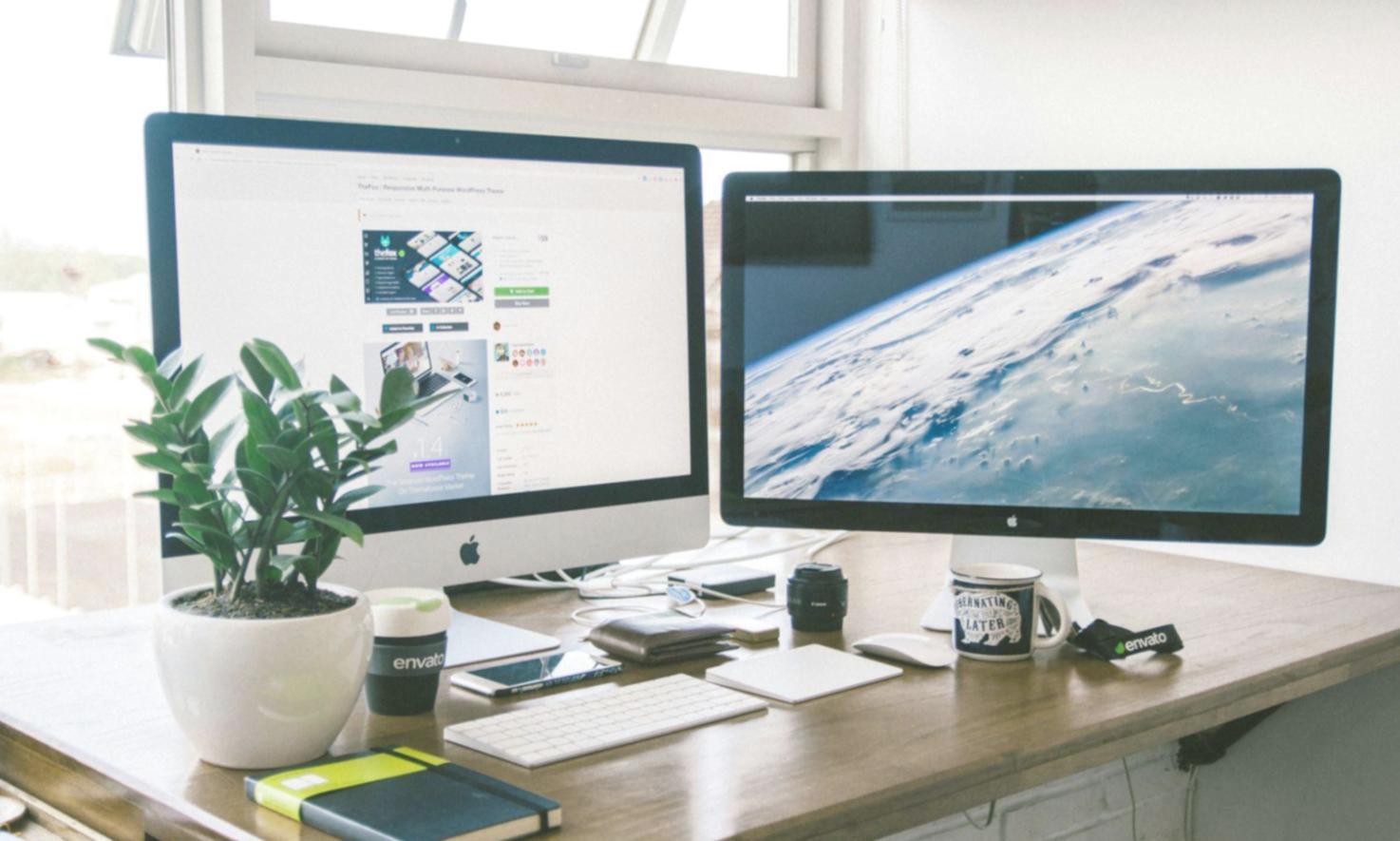 Manos trabajando con calculadora y gráficos financieros sobre mesa